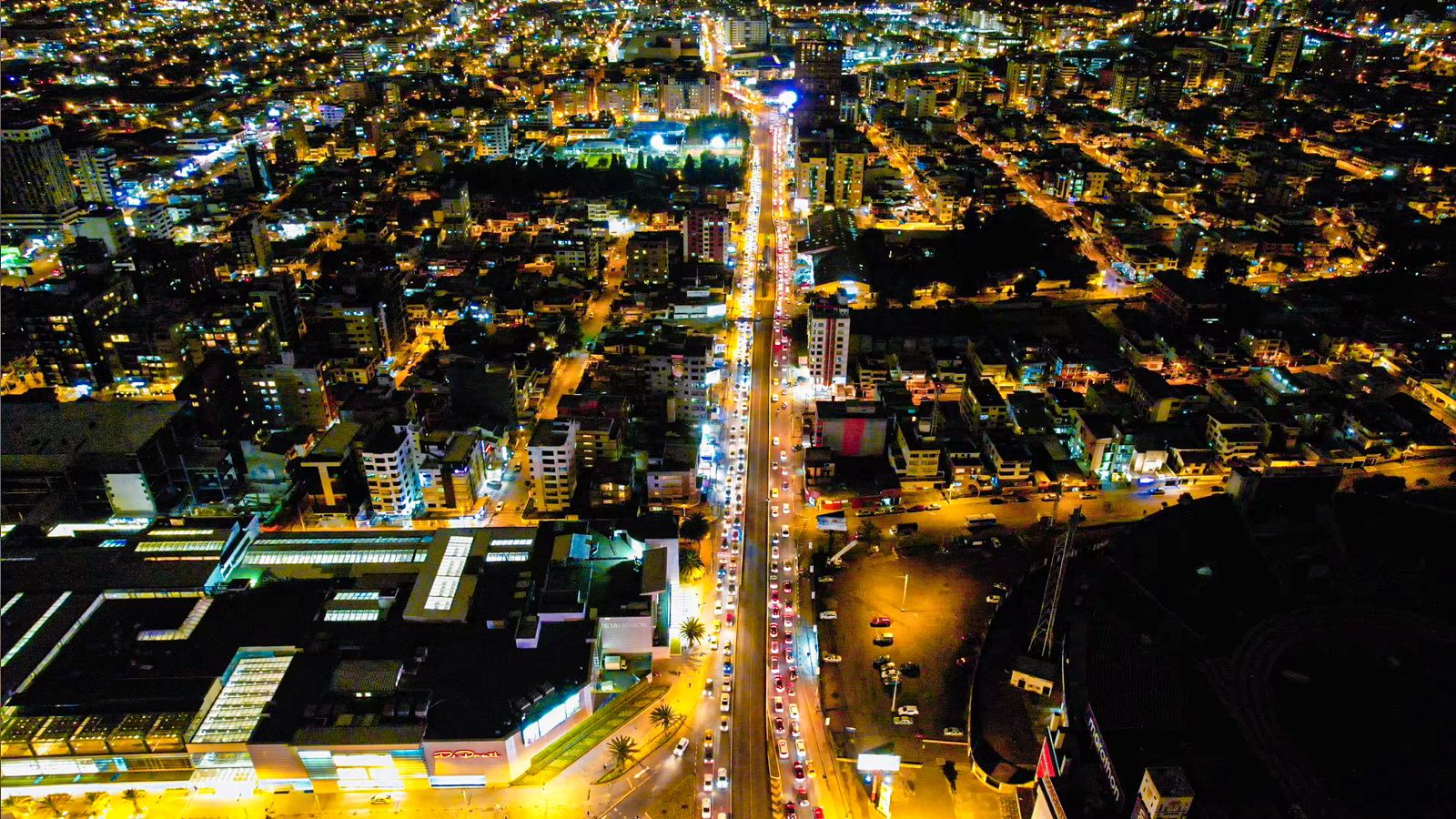 Nueva tecnología LED ilumina las vías principales de la ciudad.