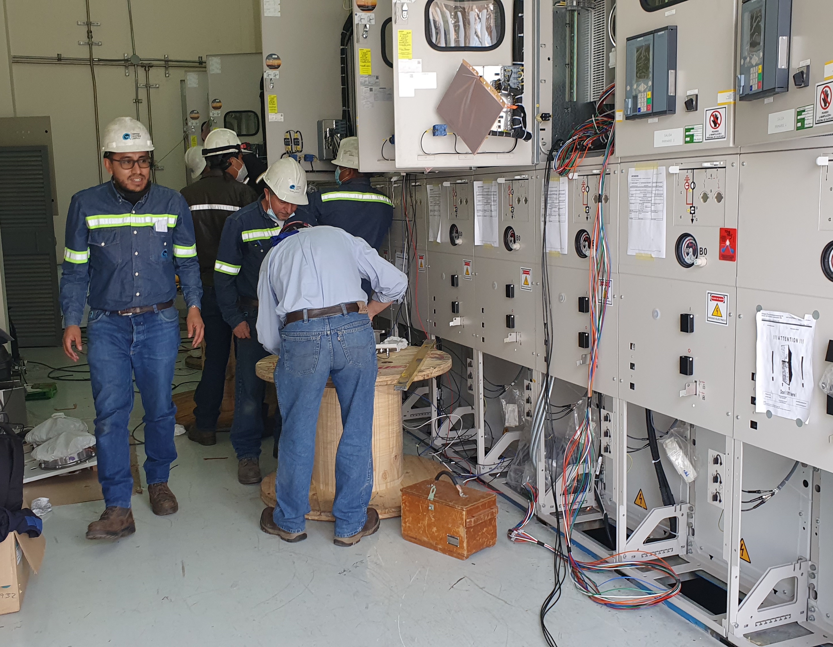 La línea soterrada de 138 mil voltios que viene desde las avenidas Las Palmeras y El Inca, alimentará a la Subestación, cerrando el anillo en 138 kV, con la S/E Vicentina y la S/E Pomasqui, mejorando así, la confiabilidad del Sistema Eléctrico Quito.