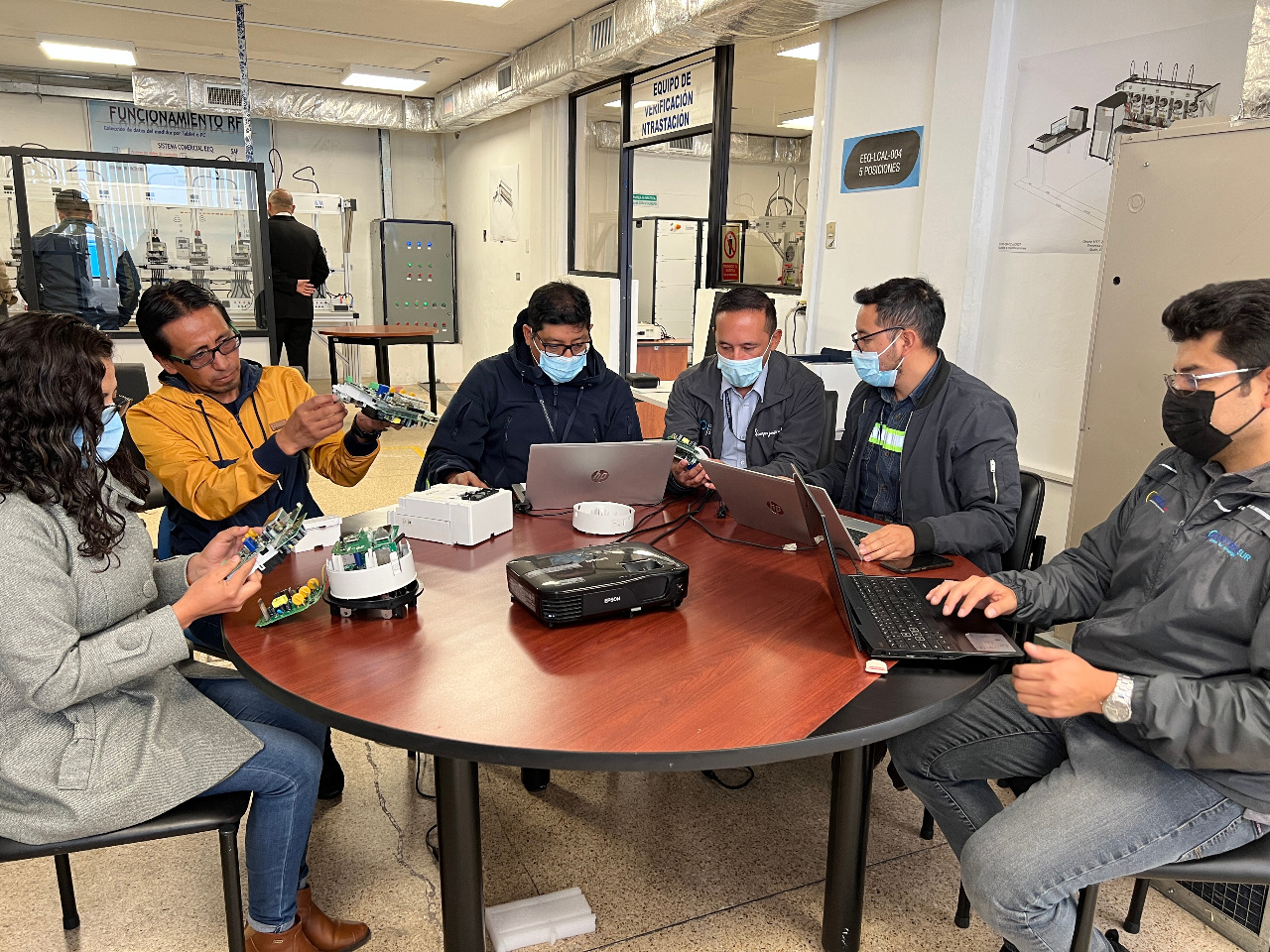 Representantes de varias distribuidoras del país visitaron el Laboratorio de Medidores de la EEQ para realizar pruebas de los medidores AMI.