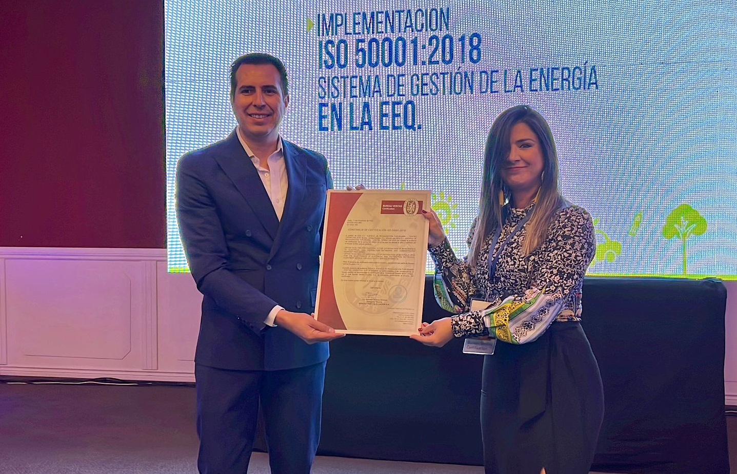 Gerente general de la EEQ, Paulo Peña, recibe la constancia de certificación ISO 50001.