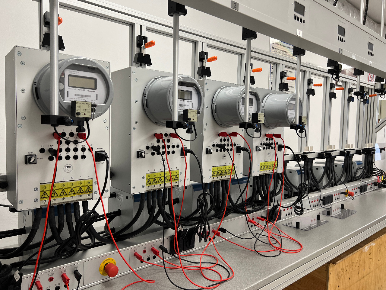 Equipos de última tecnología de la EEQ para análisis de medidores, al servicio del sector eléctrico del país.