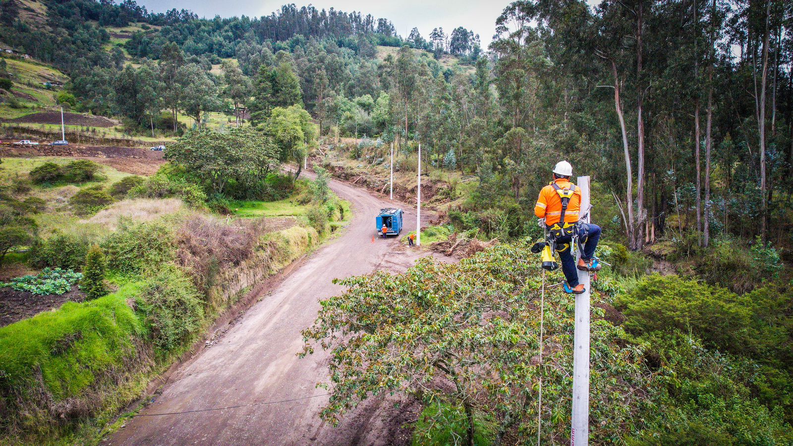 Personal de Construcción de Redes durante la instalación de elementos del sistema eléctrico en los nuevos postes.