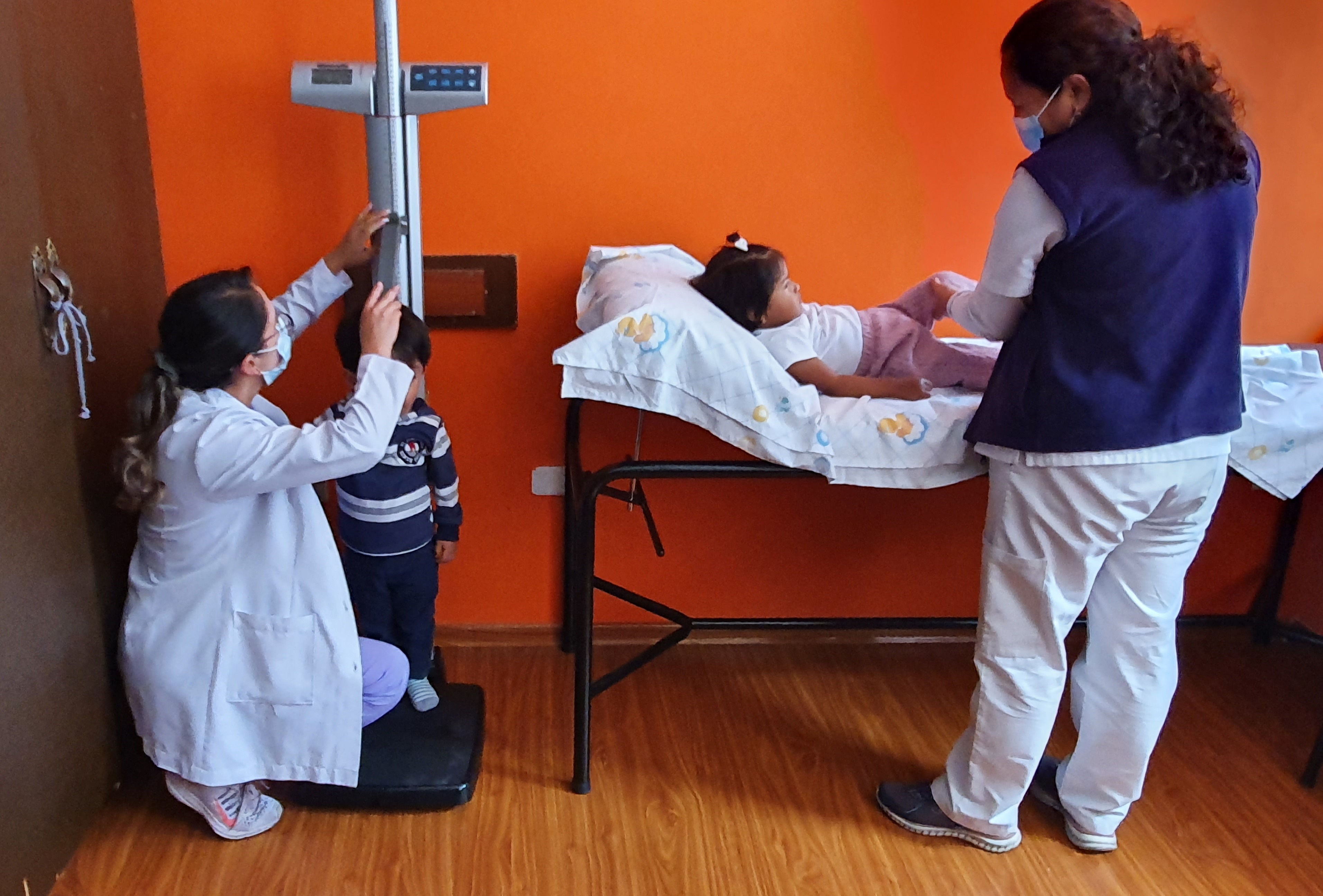 Preparación especializada en el personal que atiende a los niños en la guardería.