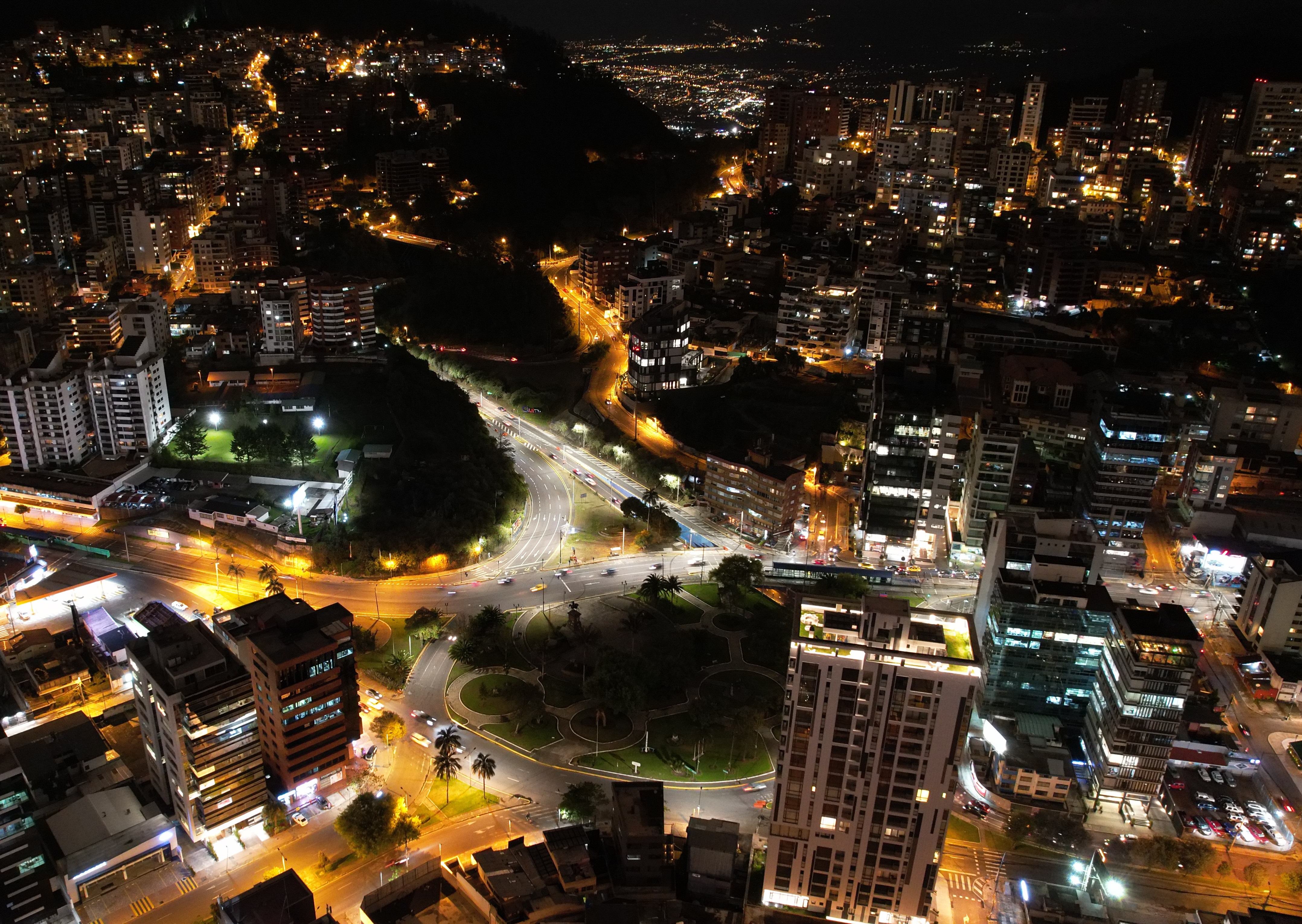 Nueva tecnología LED ilumina las vías principales de la ciudad.