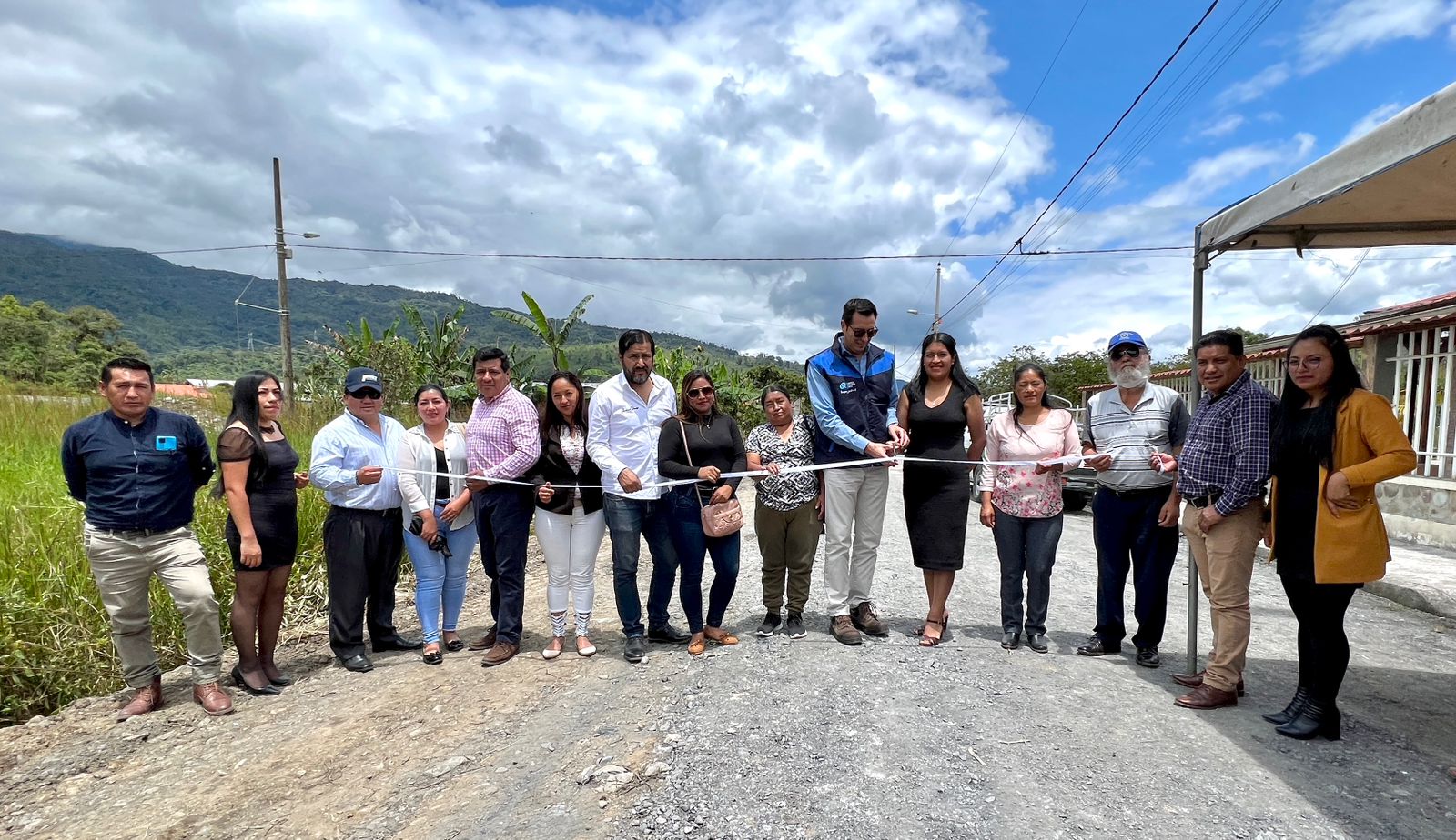 En un emotivo acto se entregaron los proyectos eléctricos a la comunidad de El Chaco.