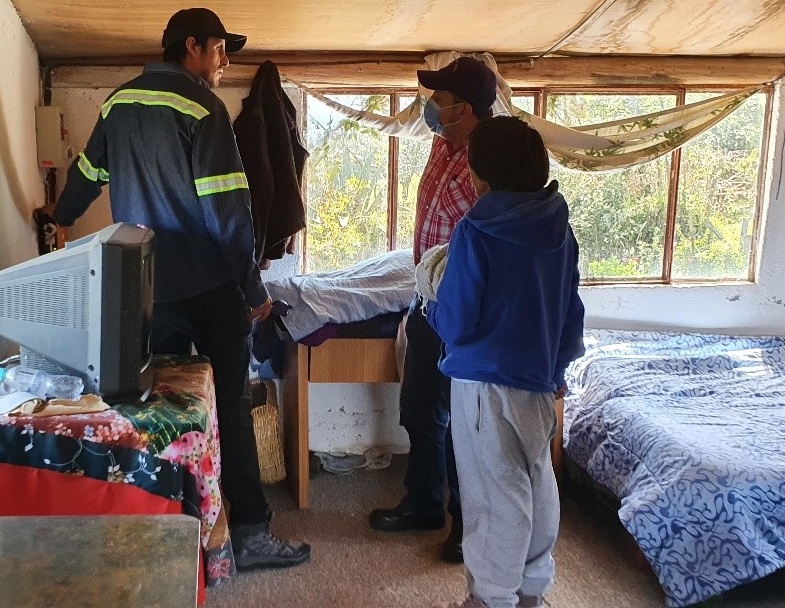 Luis López, técnico del Banco de Desarrollo del Ecuador comprueba las bondades del sistema fotovoltaico en casa de la familia Pachacama.