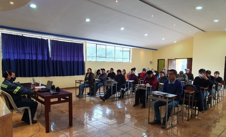 Se capacitaron 19 personas, en Cuyuja, para brindar ayuda en problemas eléctricos del hogar.