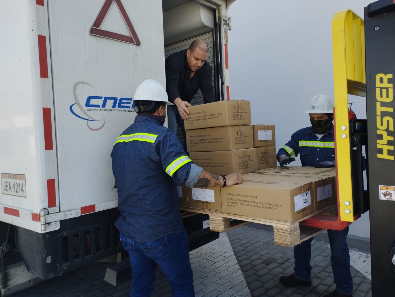 La EEQ realiza la entrega de medidores con tecnología de radiofrecuencia, para satisfacer la demanda de CNEL Santo Domingo de los Tsáchilas y su área de cobertura.