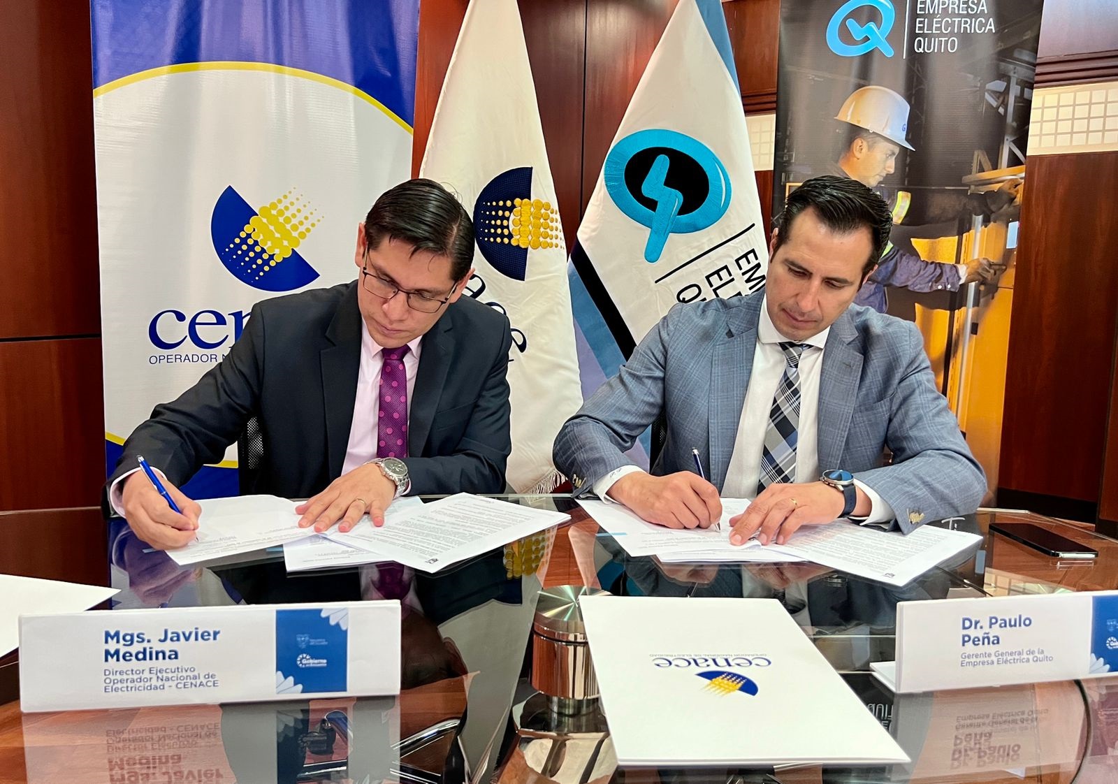 Firma de convenio entre EEQ y CENACE.