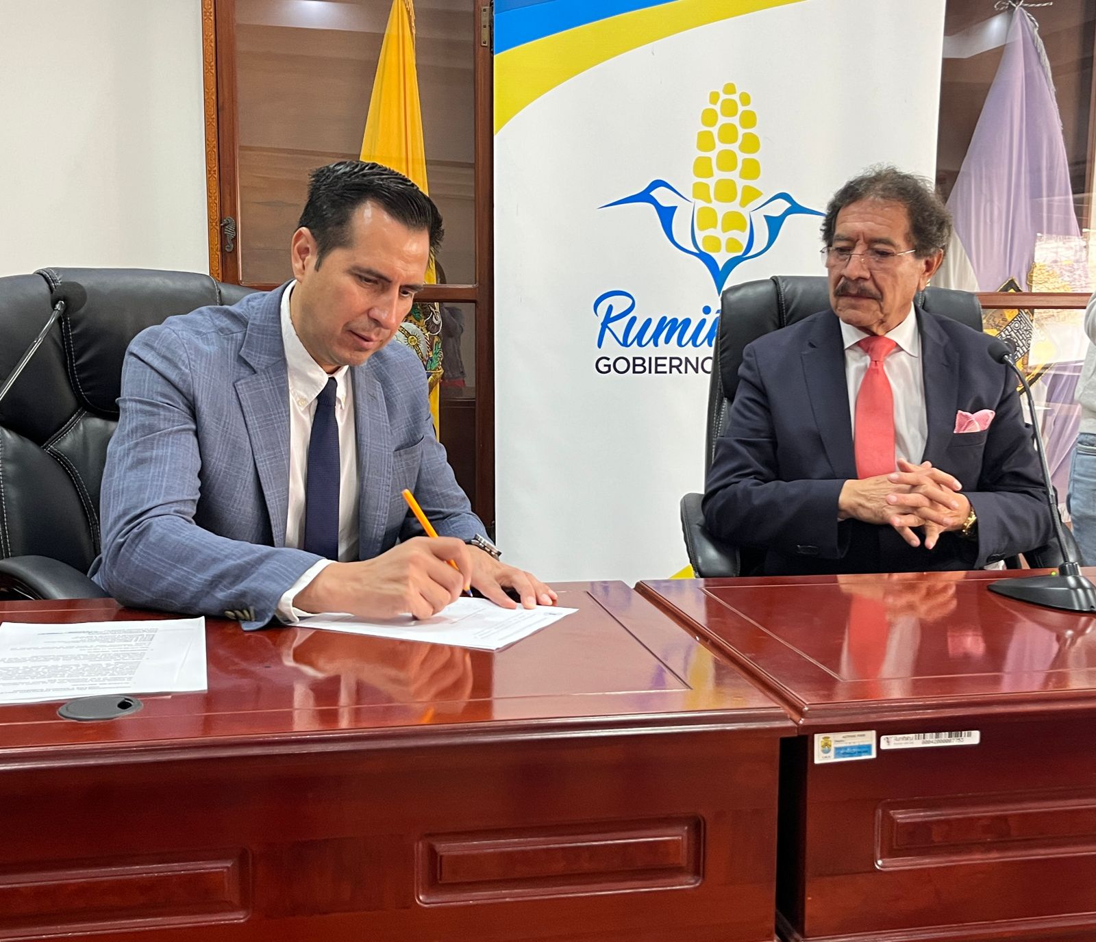 Autoridades durante la firma del comodato para la entrega del terreno.